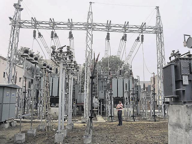 The employees’ union has decided that four employees would remain on a hunger strike at all subdivisions on a rotational basis while other employees go on duty. (HT Photo) The employees’ union has decided that four employees would remain on a hunger strike at all subdivisions on a rotational basis while other employees go on duty. (HT Photo)