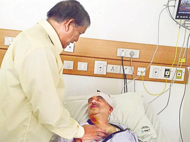 Chief minister Harish Rawat meets BJP MP Tarun Vijay at a hospital in Dehradun on Saturday. (HT photo) Chief minister Harish Rawat meets BJP MP Tarun Vijay at a hospital in Dehradun on Saturday. (HT photo)