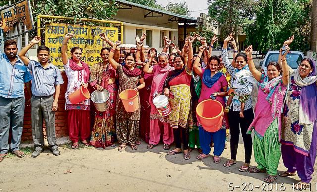 Residents of LIG Colony protesting outside MC sub-office at Sherpur in Ludhiana on Friday. (HT Photo) Residents of LIG Colony protesting outside MC sub-office at Sherpur in Ludhiana on Friday. (HT Photo)
