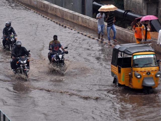 Heavy rainfall due to cyclone Roanu caused major flooding in Bhubaneswar on Friday. The weatherman has predicted Roanu turning into severe cyclonic storm on Saturday. (Arabinda Mahapatra/Hindustan Times) Heavy rainfall due to cyclone Roanu caused major flooding in Bhubaneswar on Friday. The weatherman has predicted Roanu turning into severe cyclonic storm on Saturday. (Arabinda Mahapatra/Hindustan Times)