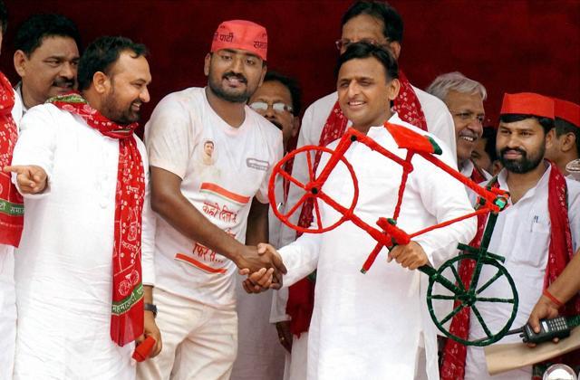 UP chief minister Akhilesh Yadav is presented a model of the Samajwadi Party symbol ‘cycle’ by supporters at a public meeting in Ballia. (File photo/ PTI) UP chief minister Akhilesh Yadav is presented a model of the Samajwadi Party symbol ‘cycle’ by supporters at a public meeting in Ballia. (File photo/ PTI)