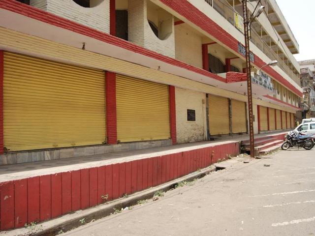 Shopkeepers keep shutter down in support of the strike. (HT photo)