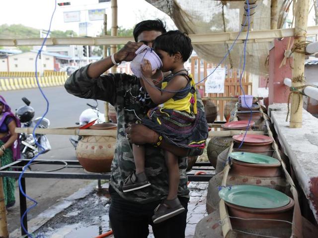Commuters brave the heat in Bhopal on Saturday. (Mujeeb Faruqui/ HT photo) Commuters brave the heat in Bhopal on Saturday. (Mujeeb Faruqui/ HT photo)