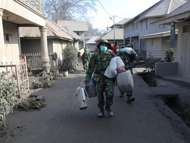 Indonesian soldiers help residents evacuate following a deadly eruption of Mount Sinabung volcano in Gamber Village, North Sumatra, Indonesia. (Reuters Photo) Indonesian soldiers help residents evacuate following a deadly eruption of Mount Sinabung volcano in Gamber Village, North Sumatra, Indonesia. (Reuters Photo)