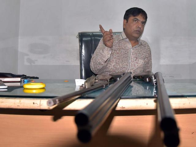 Jaipur gunsmith Hafiz Fariduddin posing with an antique 12 bore gun made in England.(Prabhakar Sharma/HT Photo)