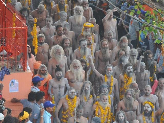 Naga sadhus take holy dips in River Kshipra on the occasion of the last shahi snan in Ujjain on Saturday.(Shankar MouryaHT) Naga sadhus take holy dips in River Kshipra on the occasion of the last shahi snan in Ujjain on Saturday.(Shankar MouryaHT)