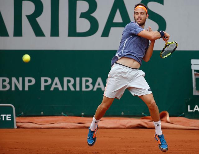 Marco Cecchinato returns to Nick Kyrgios. (AFP)
