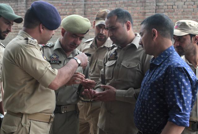Police officials collect evidence from the site of the attack in Srinagar. (Waseem Andrabi/HT Photo) Police officials collect evidence from the site of the attack in Srinagar. (Waseem Andrabi/HT Photo)