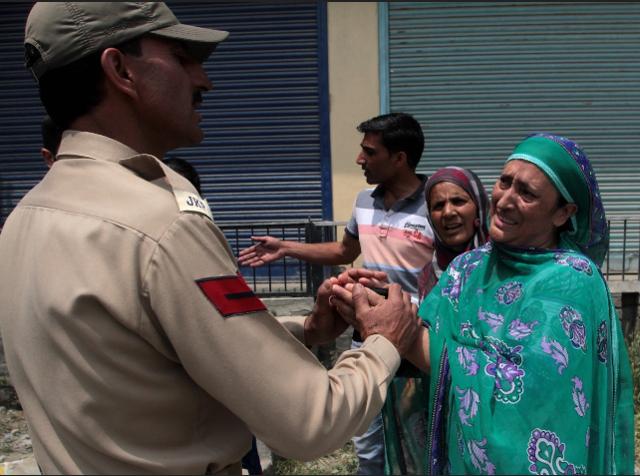 Security personnel put up barricades to check vehicles at many places and frisked pedestrians at all strategic spots in the city. (Waseem Andrabi/HT Photo) Security personnel put up barricades to check vehicles at many places and frisked pedestrians at all strategic spots in the city. (Waseem Andrabi/HT Photo)