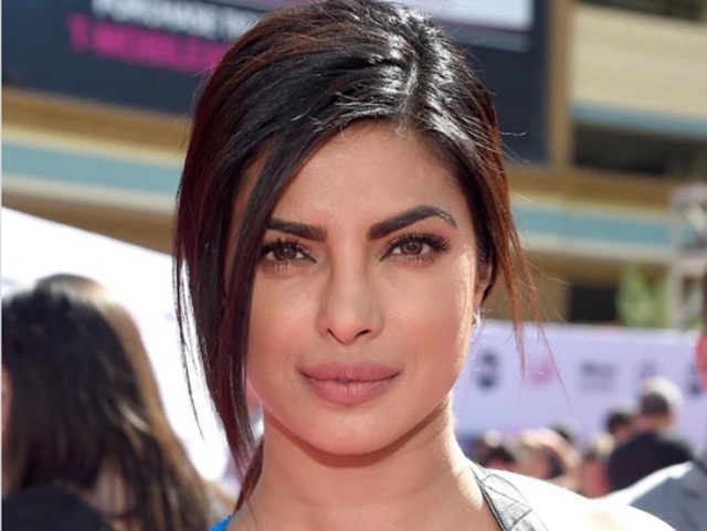 Priyanka kept her look dewy with a stylish braid at the Billboard Music Awards. 