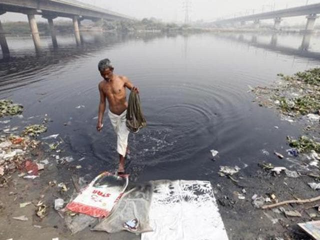 Impressed by his work to clean the Bein, Delhi water minister Kapil Mishra on Monday met and invited environmentalist Balbir Singh Seechewal to his state for the project to clean another sacred river — the Yamuna (above).(HT File Photo) Impressed by his work to clean the Bein, Delhi water minister Kapil Mishra on Monday met and invited environmentalist Balbir Singh Seechewal to his state for the project to clean another sacred river — the Yamuna (above).(HT File Photo)