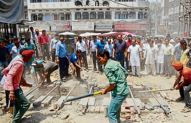Shopkeepers destroying a structure constructed for installing bollards near the Golden Temple.(HT File Photo) Shopkeepers destroying a structure constructed for installing bollards near the Golden Temple.(HT File Photo)