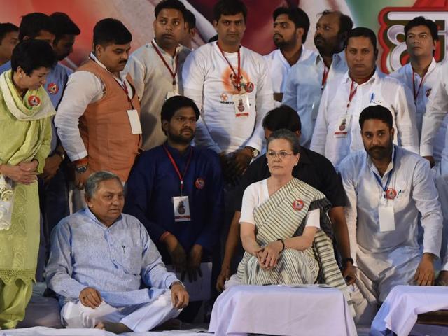 Congress president Sonia Gandhi with party leaders at a function to pay tributes to her late husband and former prime minister Rajiv Gandhi on his death anniversary in New Delhi. (Ravi Choudhary / HT Photo) Congress president Sonia Gandhi with party leaders at a function to pay tributes to her late husband and former prime minister Rajiv Gandhi on his death anniversary in New Delhi. (Ravi Choudhary / HT Photo)
