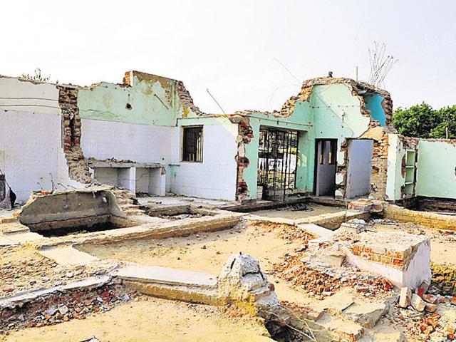 Officials say the building construction department (BCD) is grappling with a crisis of reliable construction companies.(HT Photo)