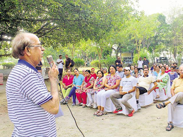 Residents of Block C in Sushant Lok-1 held a meeting in the park of the locality on Sunday morning to discuss various problems. (Parveen Kumar/HT Photo) Residents of Block C in Sushant Lok-1 held a meeting in the park of the locality on Sunday morning to discuss various problems. (Parveen Kumar/HT Photo)