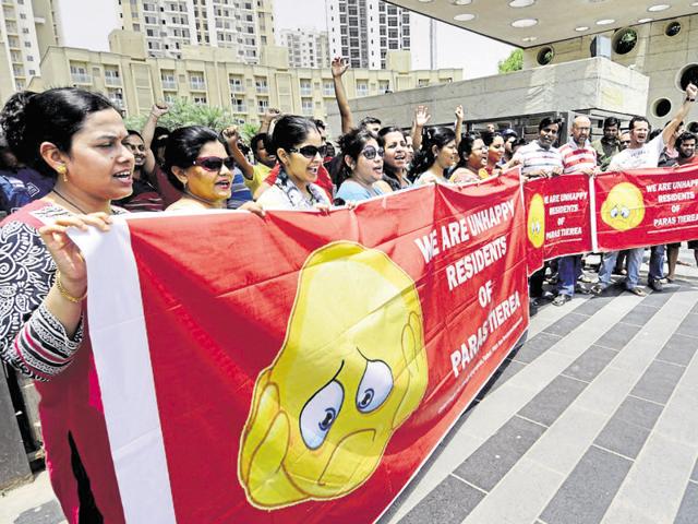 Residents alleged poor quality of construction, high maintenance charge and lack of security.(Sunil Ghosh /HT Photo) Residents alleged poor quality of construction, high maintenance charge and lack of security.(Sunil Ghosh /HT Photo)