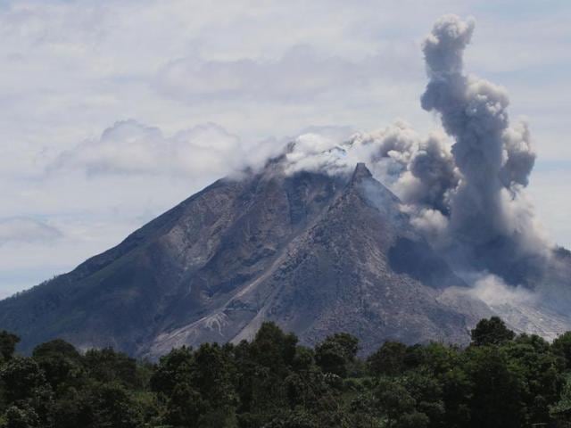 The Sinabung volcano spews hot clouds of ash, as seen from the Simpang Empat subdistrict in Karo, North Sumatra on May 22, 2016. (AFP) 