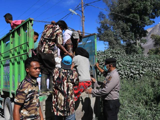 Indonesian officials evacuate villagers from danger areas in Karo, North Sumatra on May 22, 2016, following eruptions on May 21 that killed at least six people.  (AFP) 