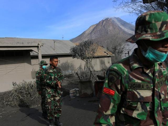 Indonesian soldiers search an area following a deadly eruption of Mount Sinabung volcano in Gamber Village, North Sumatra, Indonesia May 22, 2016. (REUTERS) 