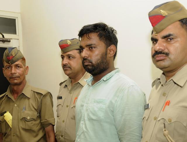 Naushad (centre) was arrested from Badalpur. He hails from Welcome area of Delhi, the police said.(Burhaan Kinu/HT Photo) Naushad (centre) was arrested from Badalpur. He hails from Welcome area of Delhi, the police said.(Burhaan Kinu/HT Photo)