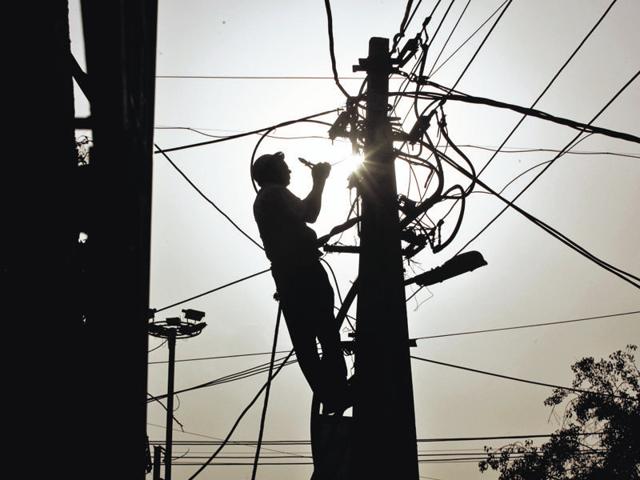 Many people say it’s the first time after years that they have experienced prolonged power cuts in their areas. (Raj K Raj/HT Photo) Many people say it’s the first time after years that they have experienced prolonged power cuts in their areas. (Raj K Raj/HT Photo)