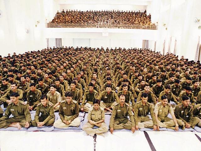 In this Dec 30, 2006, hundreds of policemen converge to learn the nuances of yoga and vipasanna meditation at the police training college organised by Kiran Bedi. (HT File Photo) 