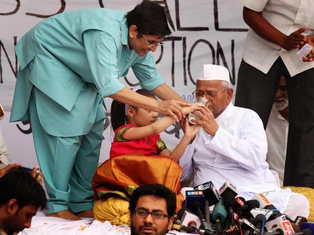 Kiran Bedi along with a little girl offering lime water to the social activist Anna Hazare to break his fast unto death for Jan Lokpal Bill at Jantar Mantar in New Delhi in April 2011. 