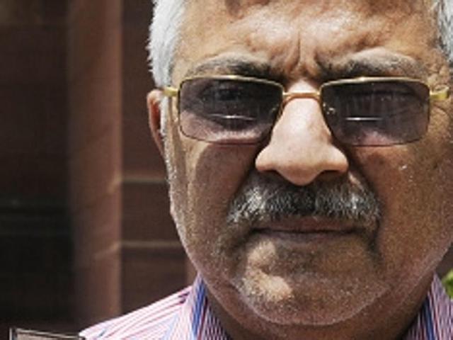 AAP’s suspended MP Dr Dharamvira Gandhi on Tuesday told HT that he would not resign from the Lok Sabha to be able to join any new party. “The AAP should expel me first.” (HT File Photo) AAP’s suspended MP Dr Dharamvira Gandhi on Tuesday told HT that he would not resign from the Lok Sabha to be able to join any new party. “The AAP should expel me first.” (HT File Photo)