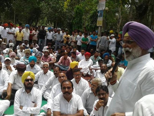 Congress MLA Rana Gurjeet Singh addressing protesters in Kapurthala on Monday.(HT Photo) Congress MLA Rana Gurjeet Singh addressing protesters in Kapurthala on Monday.(HT Photo)