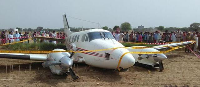 An Alchemist Ariways twin-engine plane made an emergency landing at Najafgarh in New Delhi. (HT Photo) An Alchemist Ariways twin-engine plane made an emergency landing at Najafgarh in New Delhi. (HT Photo)