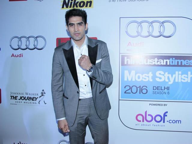 Vijender Singh looked every bit the handsome boxer he is at the red carpet of HT Most  Stylish Awards 2016. (Shivam Saxena/HT) 
