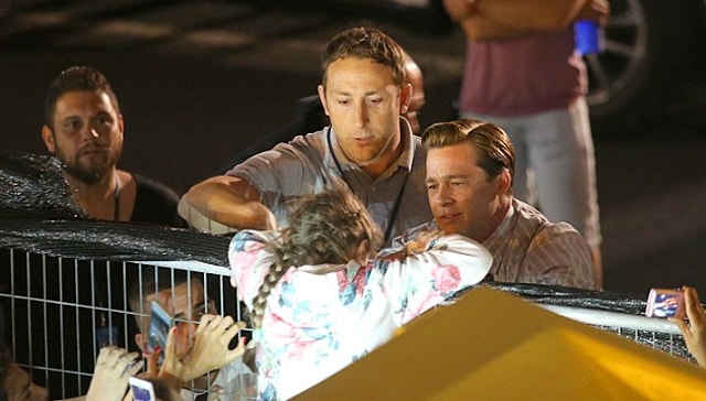 With help from his bodyguards, he helped pull the girl up. (Twitter)