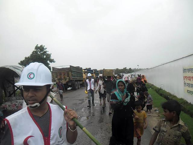 Volunteers help residents move to safe locations before Cyclone Roanu made landfall in Cox’s Bazar on Saturday. Thousands of Bangladeshis were left homeless by the cyclone. (AFP) Volunteers help residents move to safe locations before Cyclone Roanu made landfall in Cox’s Bazar on Saturday. Thousands of Bangladeshis were left homeless by the cyclone. (AFP)