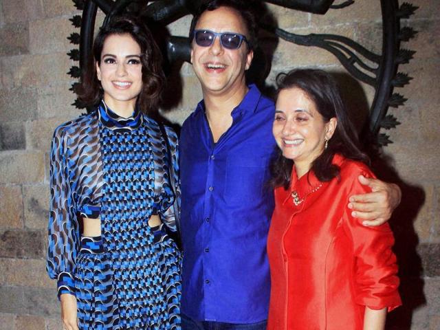 Kangana Ranaut (L), filmmaker Vidhu Vinod Chopra and Anupama Chopra (R) pose for shutterbugs during Aamir Khan's conversation with actor Sir Ian McKellen organised by MAMI Film Club in Mumbai. (PTI)