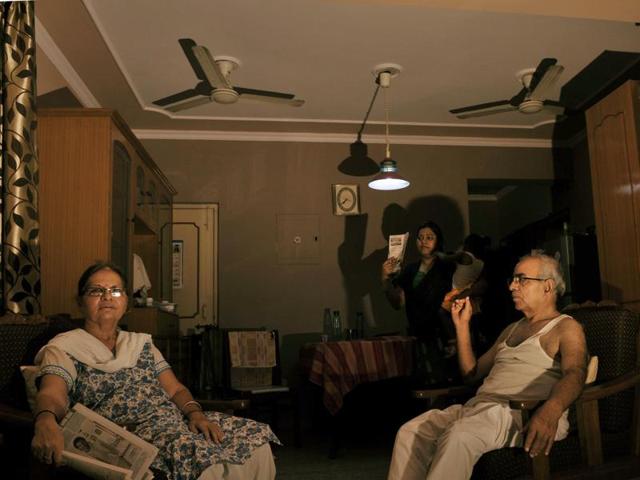 The Delhi government on Tuesday warned discoms that it would not hesitate from cancelling their licences if they failed to improve the city’s power situation. Delhi witnessed a series of power outages since last week. (Hindustan Times File Photo) The Delhi government on Tuesday warned discoms that it would not hesitate from cancelling their licences if they failed to improve the city’s power situation. Delhi witnessed a series of power outages since last week. (Hindustan Times File Photo)
