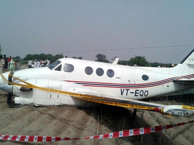 An air ambulance with seven people on board made an emergency landing in a field in the Najafgarh area of New Delhi.. (HT Photo) An air ambulance with seven people on board made an emergency landing in a field in the Najafgarh area of New Delhi.. (HT Photo)