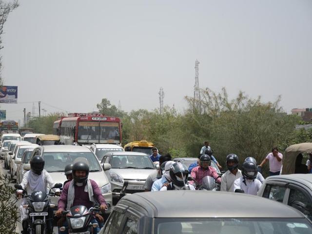 Commuters on the highway were not able to take right or left turns towards Noida for nearly five hours from 7.30 am to 1pm on Monday morning. (Sakib Ali/HT Photo) Commuters on the highway were not able to take right or left turns towards Noida for nearly five hours from 7.30 am to 1pm on Monday morning. (Sakib Ali/HT Photo)