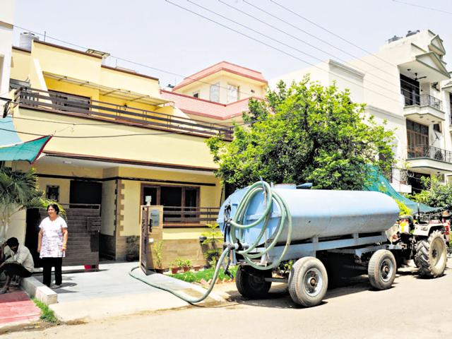 Against a requirement of 20 million gallons of water per day (MGD) in the areas of DLF (Phases I-IV), Nirvana Country, Sushant Lok-I, South City-II, sectors 49, 50 and Old Gurgaon, only 2 MGD is being supplied currently.(Parveen Kumar/HT Photo) Against a requirement of 20 million gallons of water per day (MGD) in the areas of DLF (Phases I-IV), Nirvana Country, Sushant Lok-I, South City-II, sectors 49, 50 and Old Gurgaon, only 2 MGD is being supplied currently.(Parveen Kumar/HT Photo)