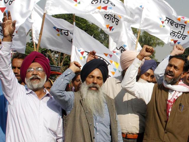 From right: Yogendra Yadav, Manjit Singh and other leaders and activists of Swaraj Lehar, known nationally as Swaraj Abhiyan, in Ludhiana last November.(JS Grewal/HT File Photo)
