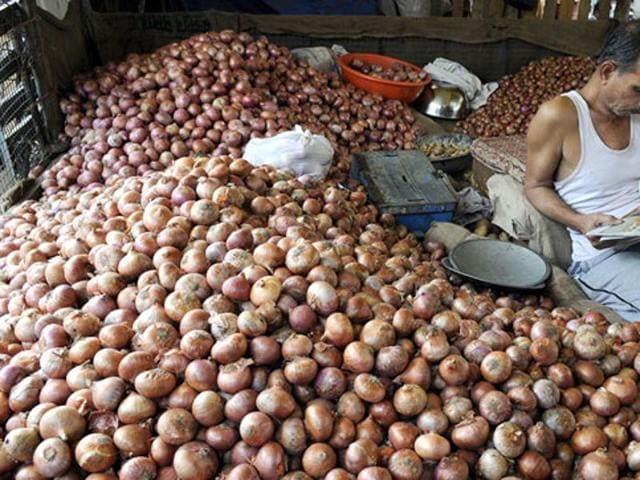 The farmer claimed that after all the deductions, he is taking home only Re 1. He was informed that the prices of onion had plunged drastically that particular day. (HT Photo) The farmer claimed that after all the deductions, he is taking home only Re 1. He was informed that the prices of onion had plunged drastically that particular day. (HT Photo)