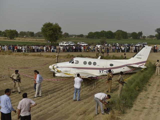 An air ambulance with seven people on board made an emergency landing in a field in the Najafgarh area of New Delhi. (Vipin Kumar/HT) An air ambulance with seven people on board made an emergency landing in a field in the Najafgarh area of New Delhi. (Vipin Kumar/HT)