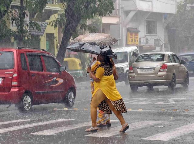 Kolkata: Two die as balcony, bus shelter collapse during rain | Latest ...