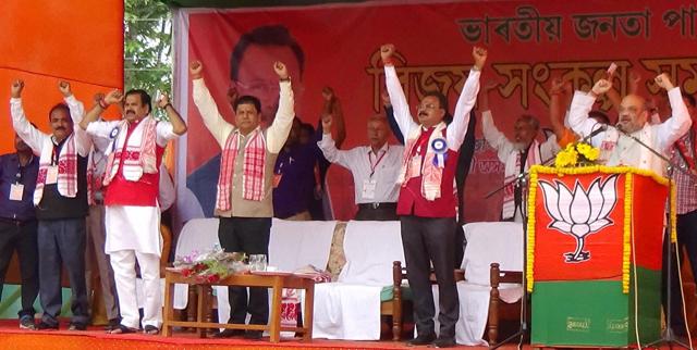 BJP leader Chandra Mohan Patowary (second from right) with party president Amit Shah, Assam chief ministerial candidate Sarbananda Sonowal and other leaders at a rally. (PTI)