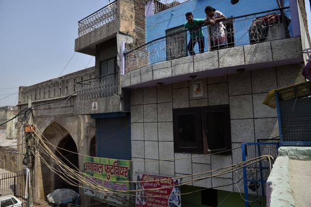 The gateways are now concealed by Metro lines, bridges and highways and the encroachments around them are growing by the day. (Tribhuwan Sharma / HT Photos) The gateways are now concealed by Metro lines, bridges and highways and the encroachments around them are growing by the day. (Tribhuwan Sharma / HT Photos)