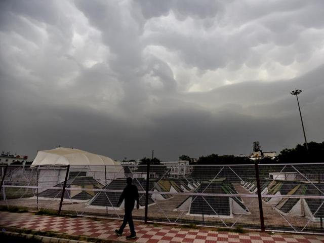 Clouds loom over Delhi skies before rains brought down temperatures in the Capital. (Virendra Singh Gosain/ HT Photo)