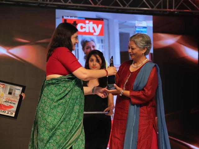 Former Tihar Jail chief Vimla Mehra receives the award from Maneka Ghandhi. (Shivam Saxena/HT) 