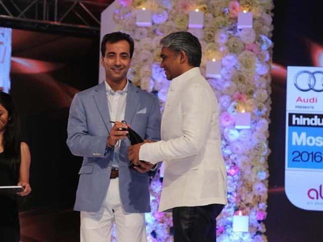 Additional commisioner of police HGS Dhaliwal gives the award to designer Rajesh Pratap Singh. (Shivam Saxena/HT) 