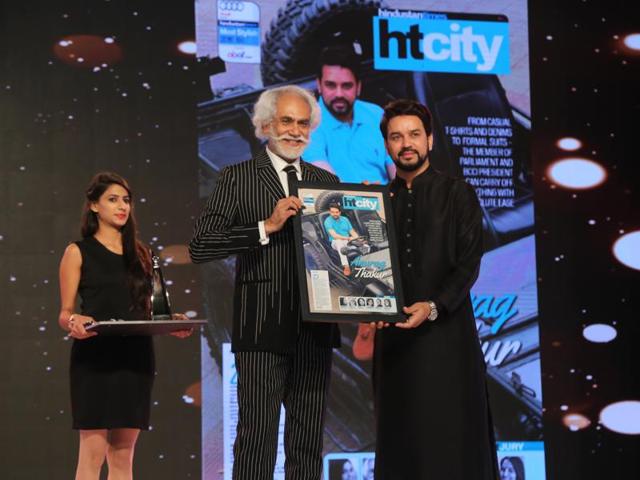 FDCI President and jury member Sunil Sethi gives the award to BCCI president and member of Parliament Anurag Thakur. 