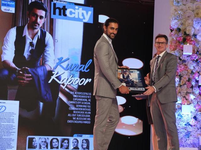 Actor Kunal Kapoor receiving a style award from Hindustan Times’ Nicholas Dawes. Both men made a case for the gray suit.  (Shivam Saxena/HT) 