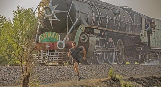Salman shiits for Sultan in the outskirts of Punjab.